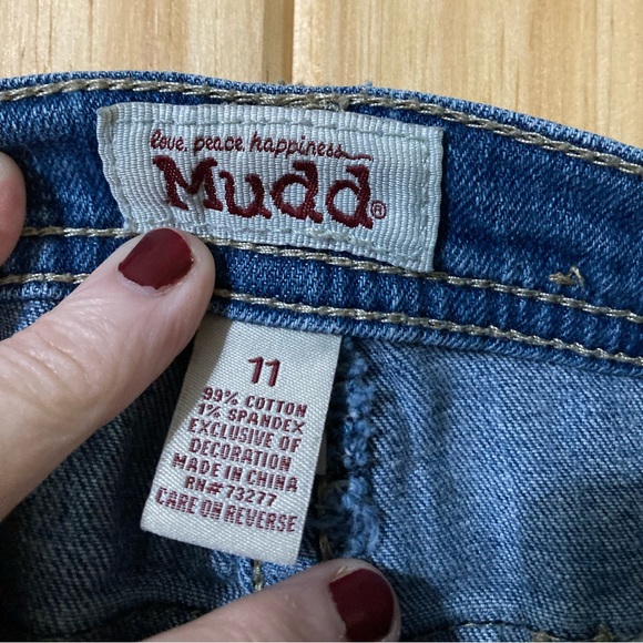 Mudd size 11 (juniors) cuffed denim shorts with raw hem - Picture 5 of 6